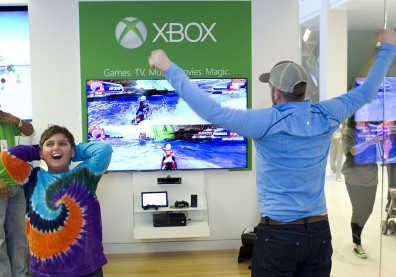 Microsoft Retail Store and Minnesota Twins Closer Glen Perkins Host Xbox One Gaming Tournament at Mall of America in Minneapolis