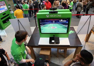 Microsoft Retail Store and Chicago Bulls Legend Scottie Pippen Host Xbox One Gaming Tournament At Shops At North Bridge In Chicago
