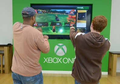 Microsoft Retail Store and New York Yankee Legend Bernie Williams Host Xbox One Gaming Tournament at Bridgewater Commons, New Jersey