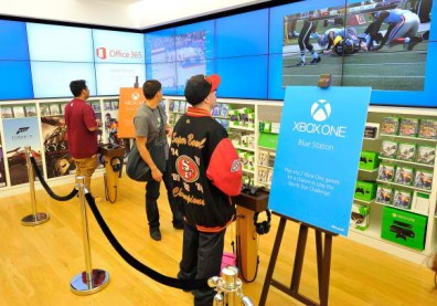 Microsoft Retail Store and Former San Francisco 49ers Roger Craig Host Xbox One Gaming Tournament at Stanford Shopping Center in Palo Alto